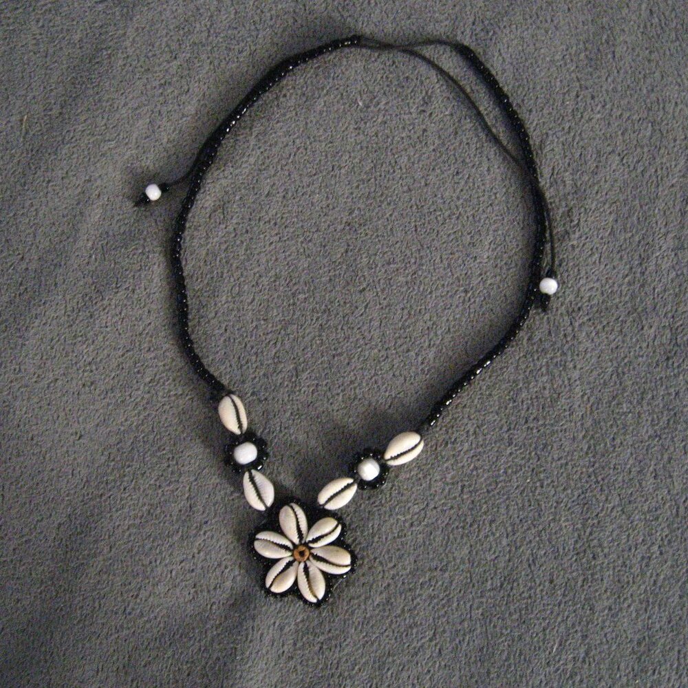 Groovy 1970's Shell & Bead String Choker Necklace - image 7